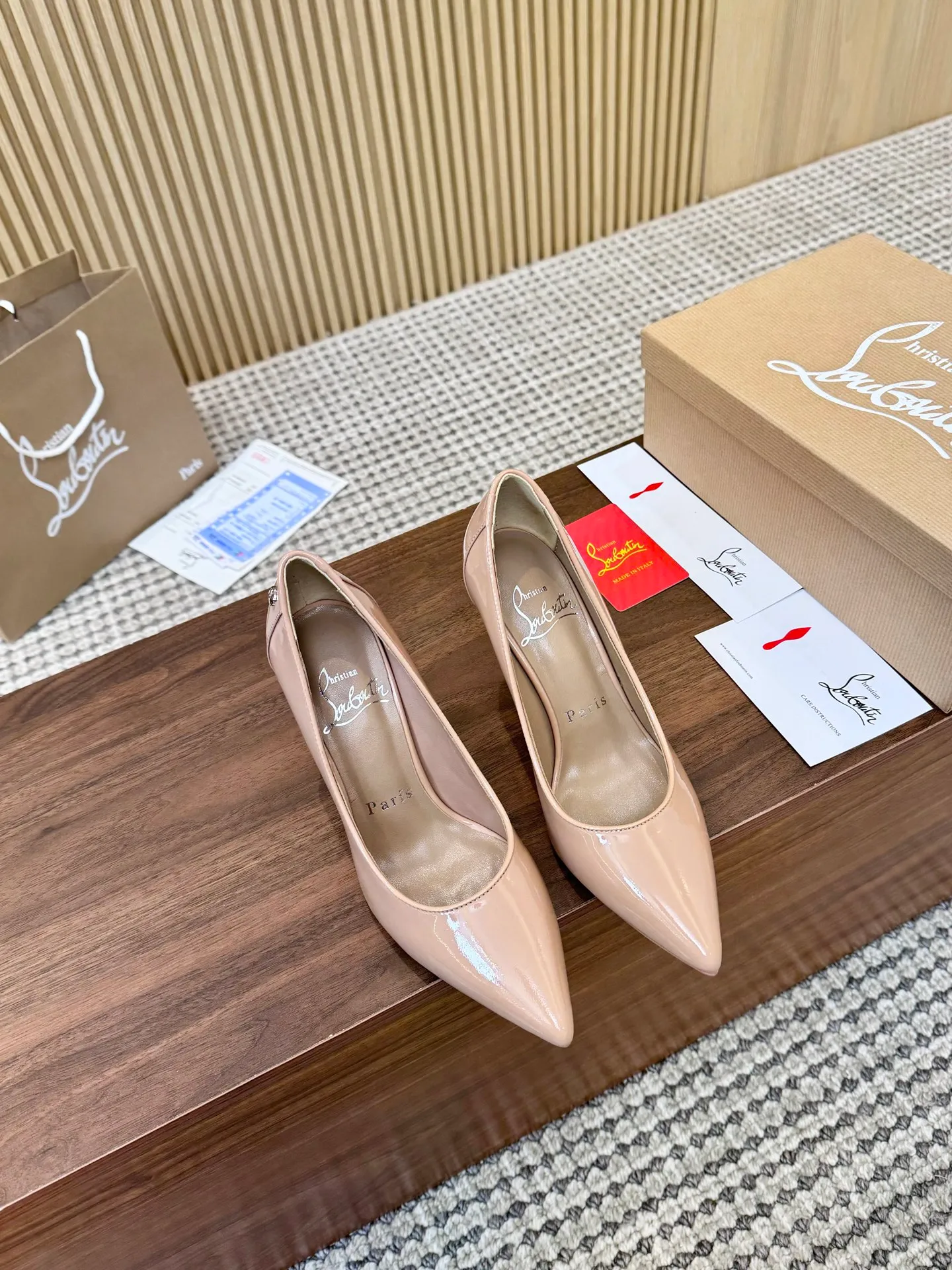 👟👟Ex-factory price 480👟👟 Genuine leather sole +40 Year-round shipment💝Christian Louboutin CL👠 "Patent Leather Hemming Craft Series" Noble and luxurious, real blingbling👟👟 Real materials, all customized by the pattern maker, and the materials are made of original customized materials to achieve the taste of the original 5 color options💍Upper: Imported👉cow patent leather💪 Lining: Sheepskin foot pad/lining Size: 34-40.41.42 Heel height: two options: 10.5cm and 8.5cm